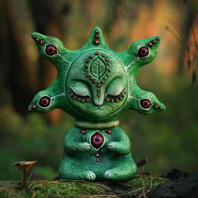 Statue résine verte clair dans un massif de plantes