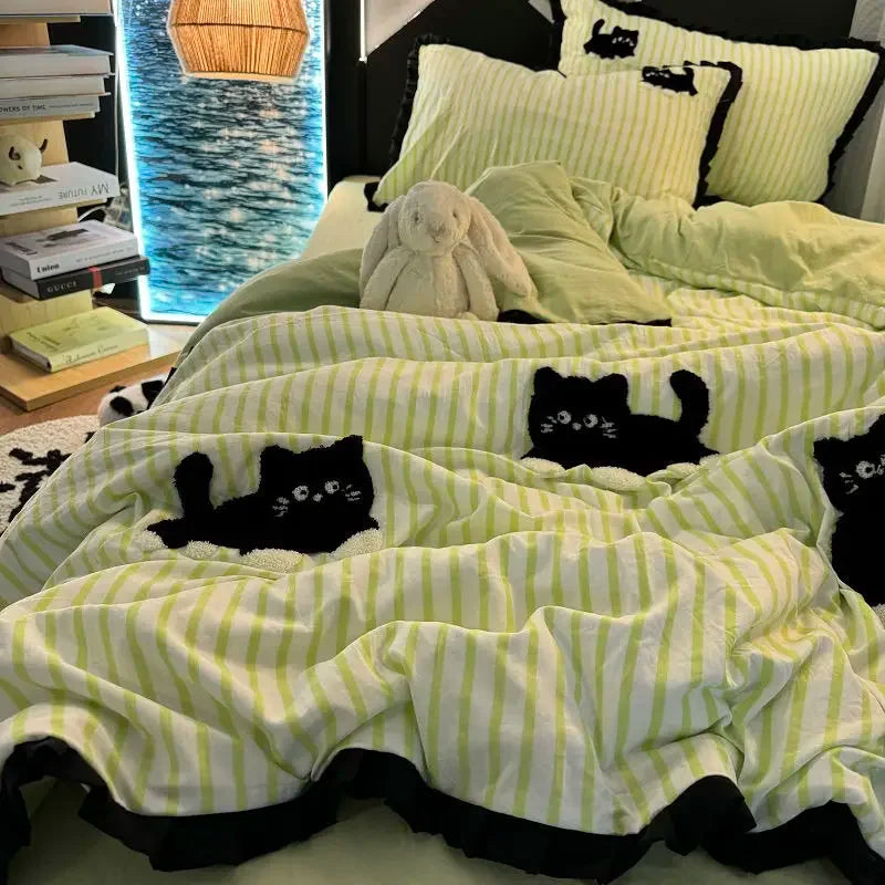 Parure de lit rayée dans une chambre décorée avec des tons doux