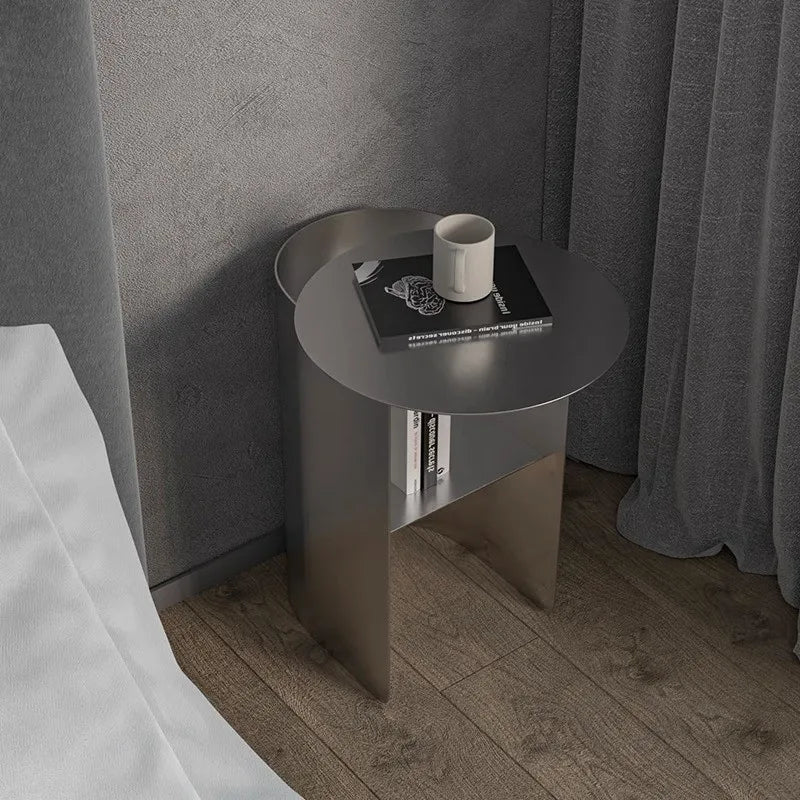Table d'appoint minimaliste en acier inoxydable rouge dans un salon moderne