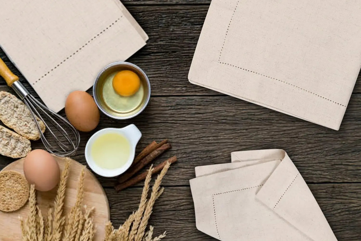 Mise en scène de divers ingrédients et articles de cuisine sur une table en bois, suggérant la préparation d'un repas ou d'un plat.