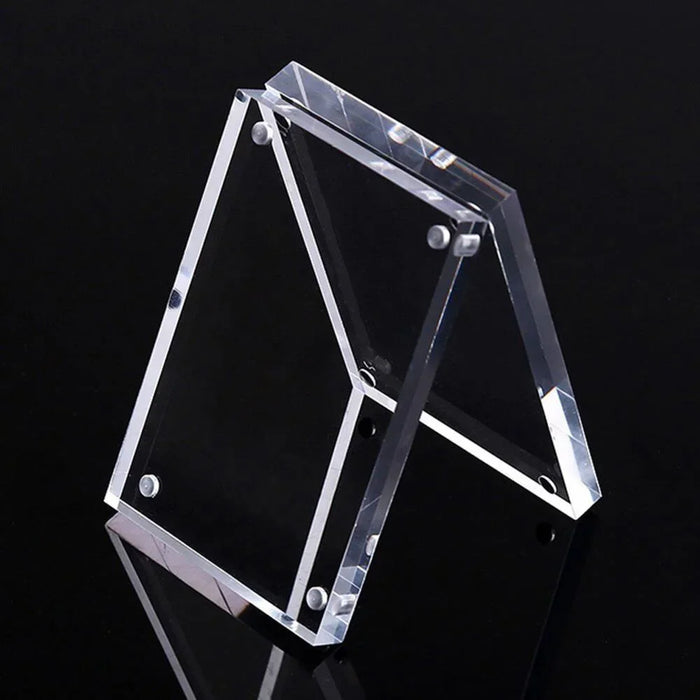 Cadre photo acrylique transparent magnétique sur un bureau