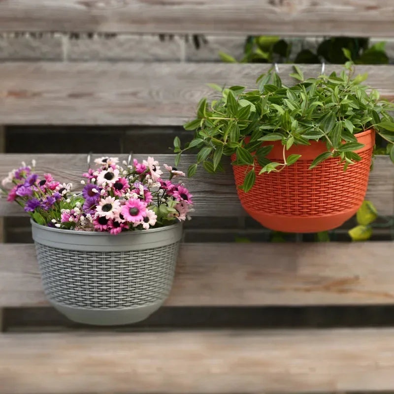 Pot de fleurs mural blanc avec plantes vertes