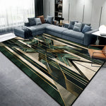 Tapis géométrique moderne en vert et doré, décoré de motifs angulaires complexes, créant une ambiance élégante et sophistiquée dans ce salon contemporain.
