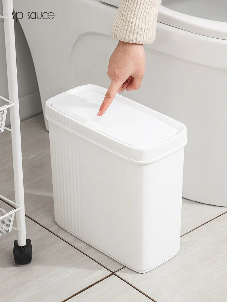 Détail de la poubelle étroite montrant son design compact et sa structure debout