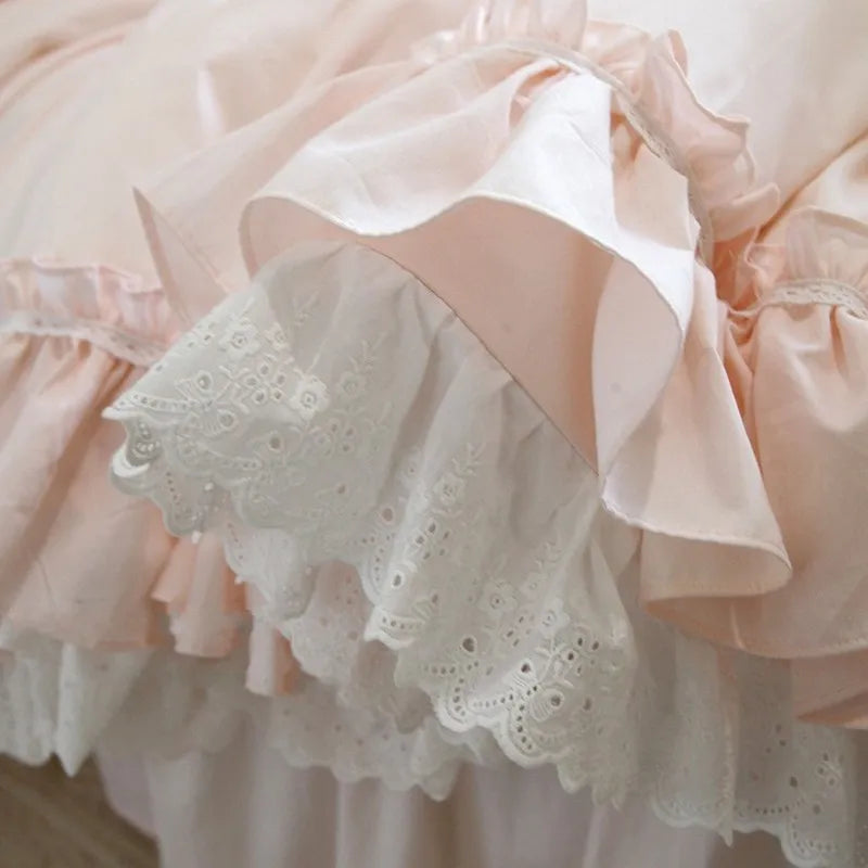 Parure de lit rose dans une chambre décorée style princesse