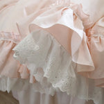 Parure de lit rose dans une chambre décorée style princesse