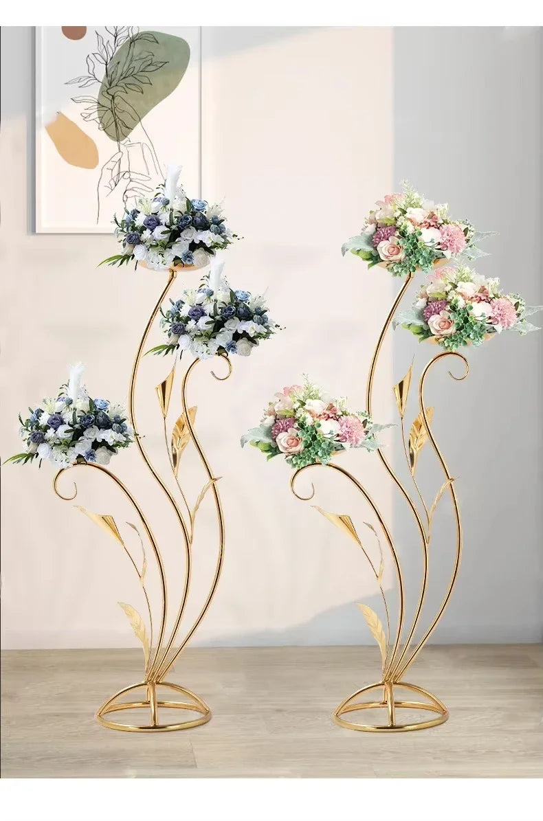 Support doré avec fleurs et gâteaux