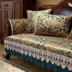 Un canapé ancien avec un motif floral élégant et des détails de finition en dentelle, s'harmonisant avec le mobilier classique de la pièce.
