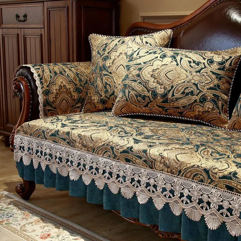 Un canapé ancien avec un motif floral élégant et des détails de finition en dentelle, s'harmonisant avec le mobilier classique de la pièce.
