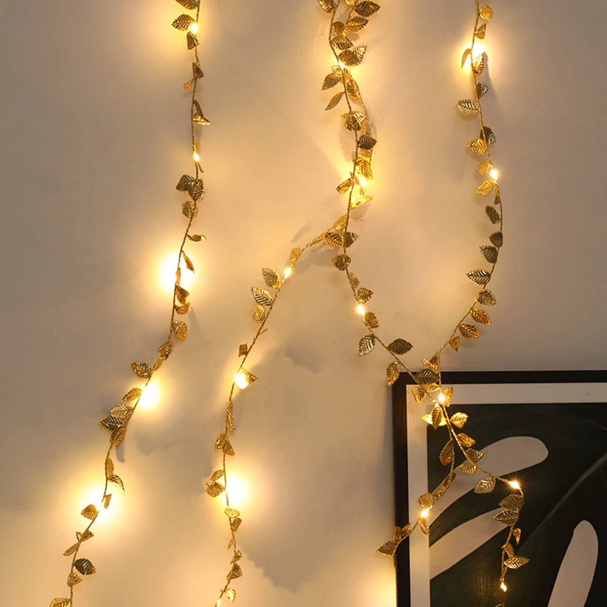 Guirlande lumineuse dans un salon moderne