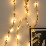 Guirlande lumineuse dans un salon moderne