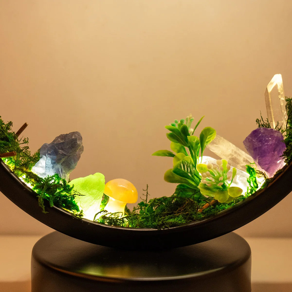 Lampe de chevet sur une table de nuit avec décoration naturelle