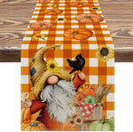 Motif automnal avec un gnome assis sur un panier de citrouilles et de tournesols sur un fond à carreaux orange et blanc.