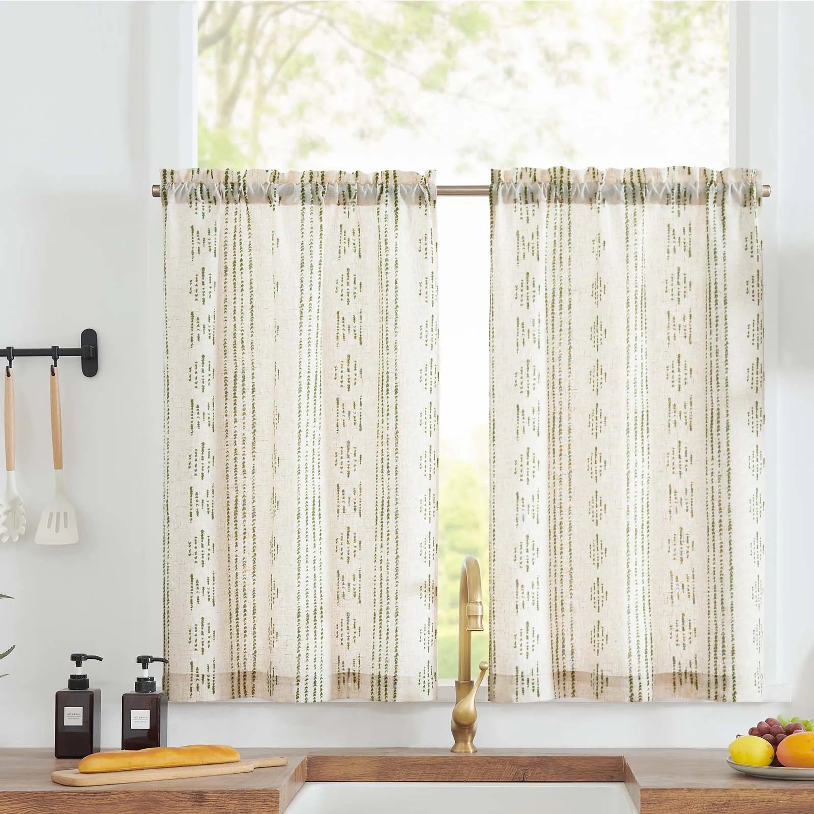 Rideaux de cuisine élégants avec motifs géométriques, parfaits pour habiller les fenêtres et ajouter une touche de style à votre intérieur. Idéal pour les espaces lumineux, ces rideaux procurent un charme intemporel et une ambiance chaleureuse. Améliorez votre décoration tout en conservant votre intimité grâce à ces rideaux raffinés et modernes. Ajustement facile avec tringle pour une installation rapide.