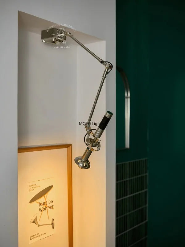 Applique murale installée au-dessus d'une table de chevet moderne