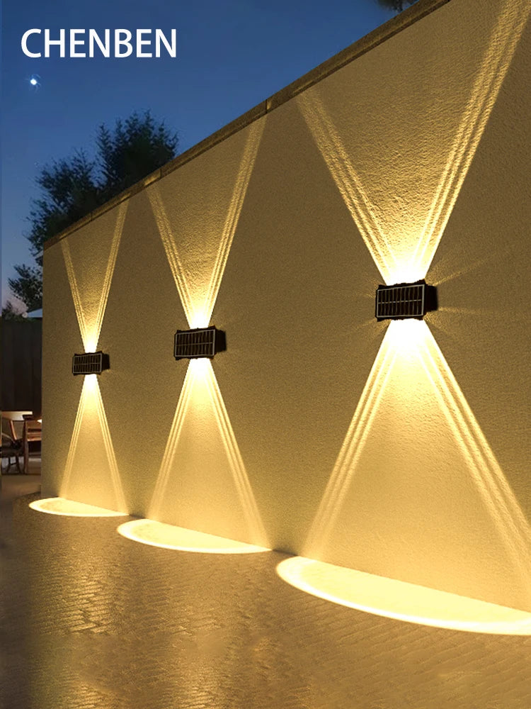 Applique solaire murale étanche IP65 installée sur un mur de jardin