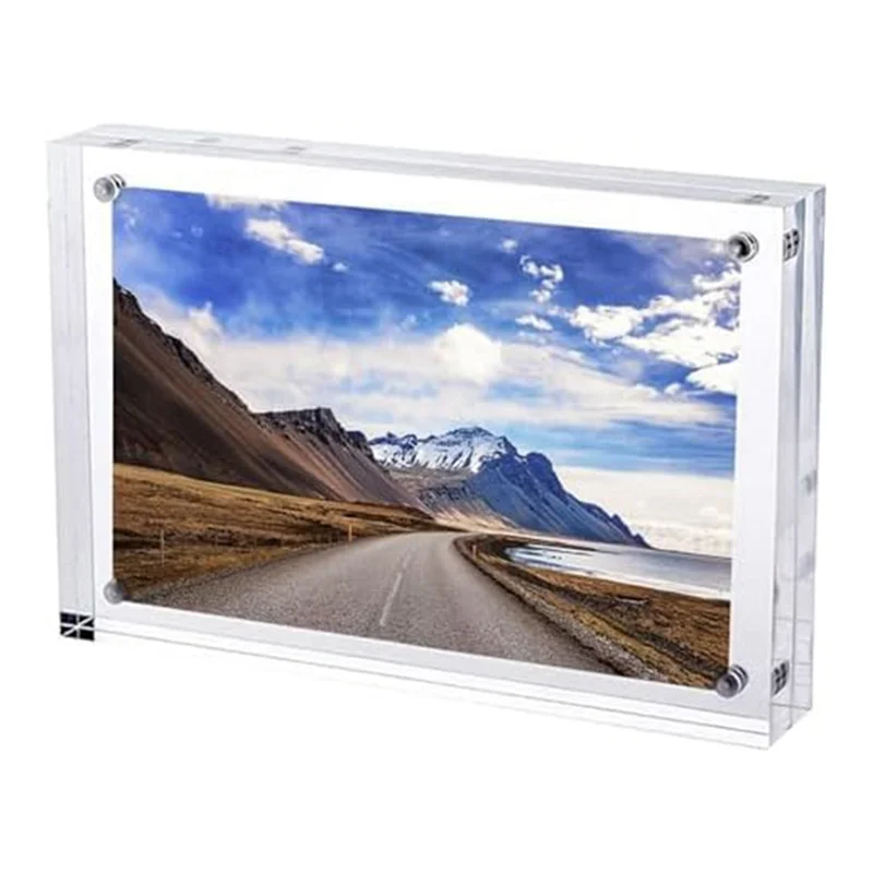 Cadre photo transparent sur bureau avec photo de paysage