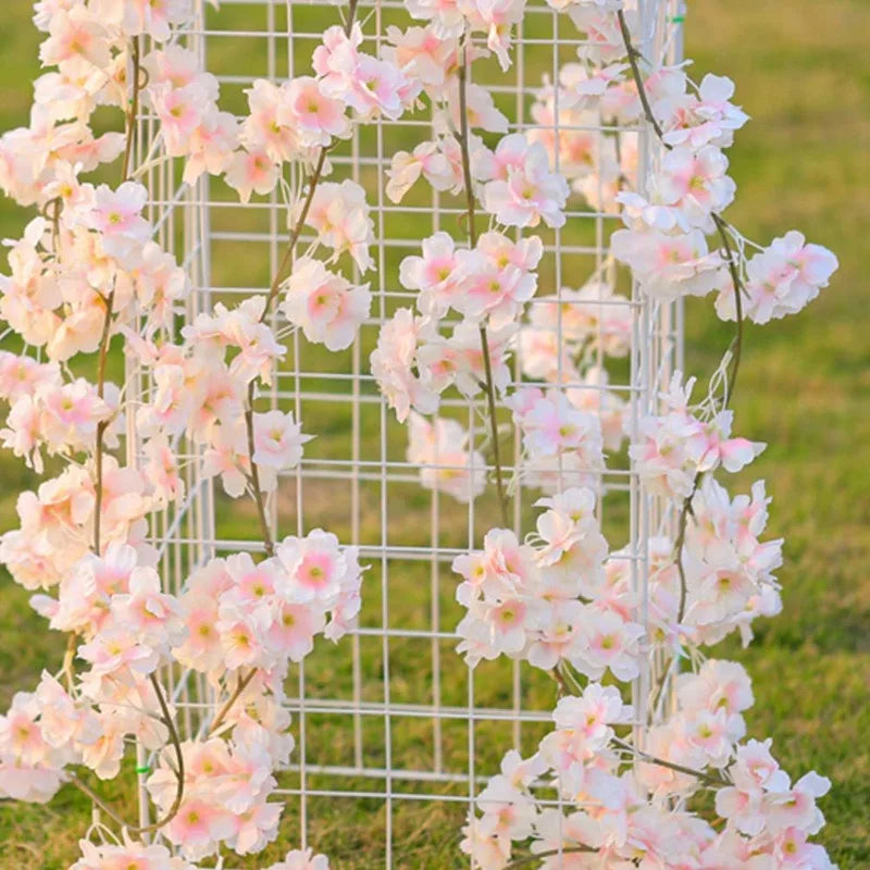 Guirlande de fleurs artificielles enroulée autour d'une rampe d'escalier