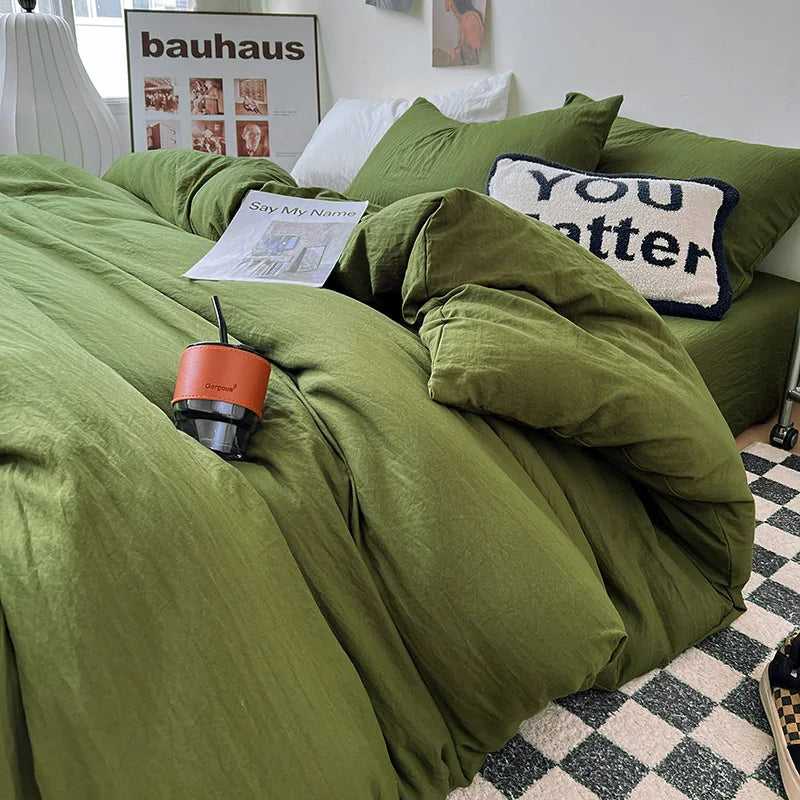 Housse de couette grise dans une chambre moderne avec décoration épurée