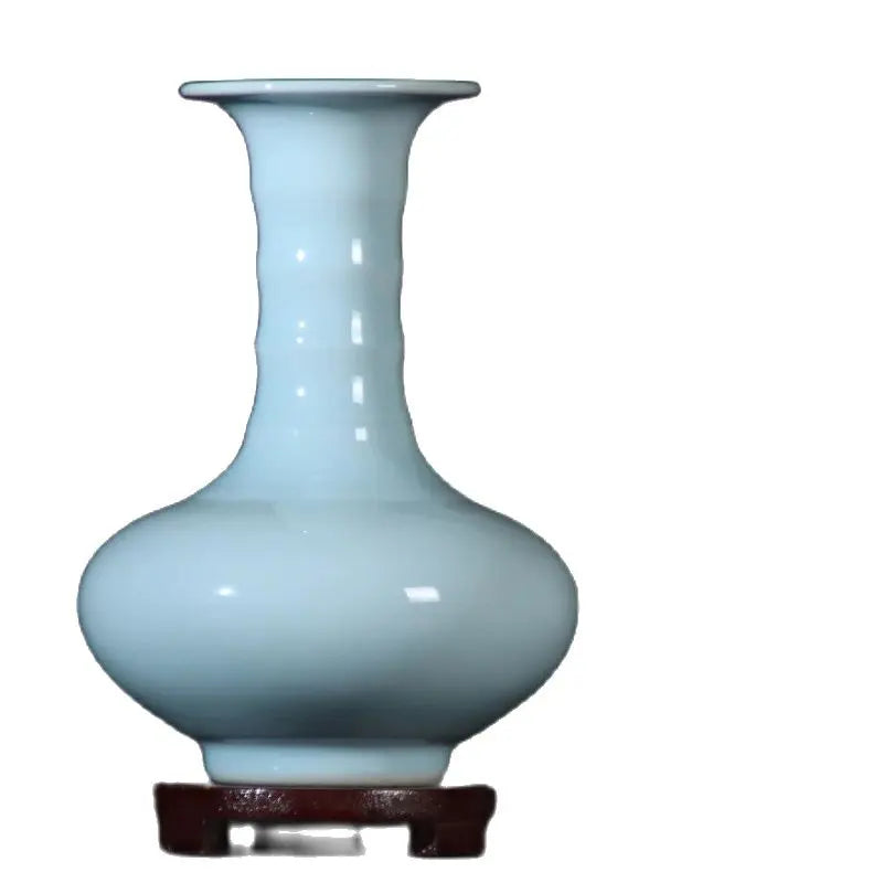 Vase en porcelaine bleu clair, avec un design élégant et épuré.