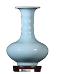 Vase en porcelaine bleu clair, avec un design élégant et épuré.