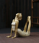 Statue yoga méditation résine dorée sur étagère