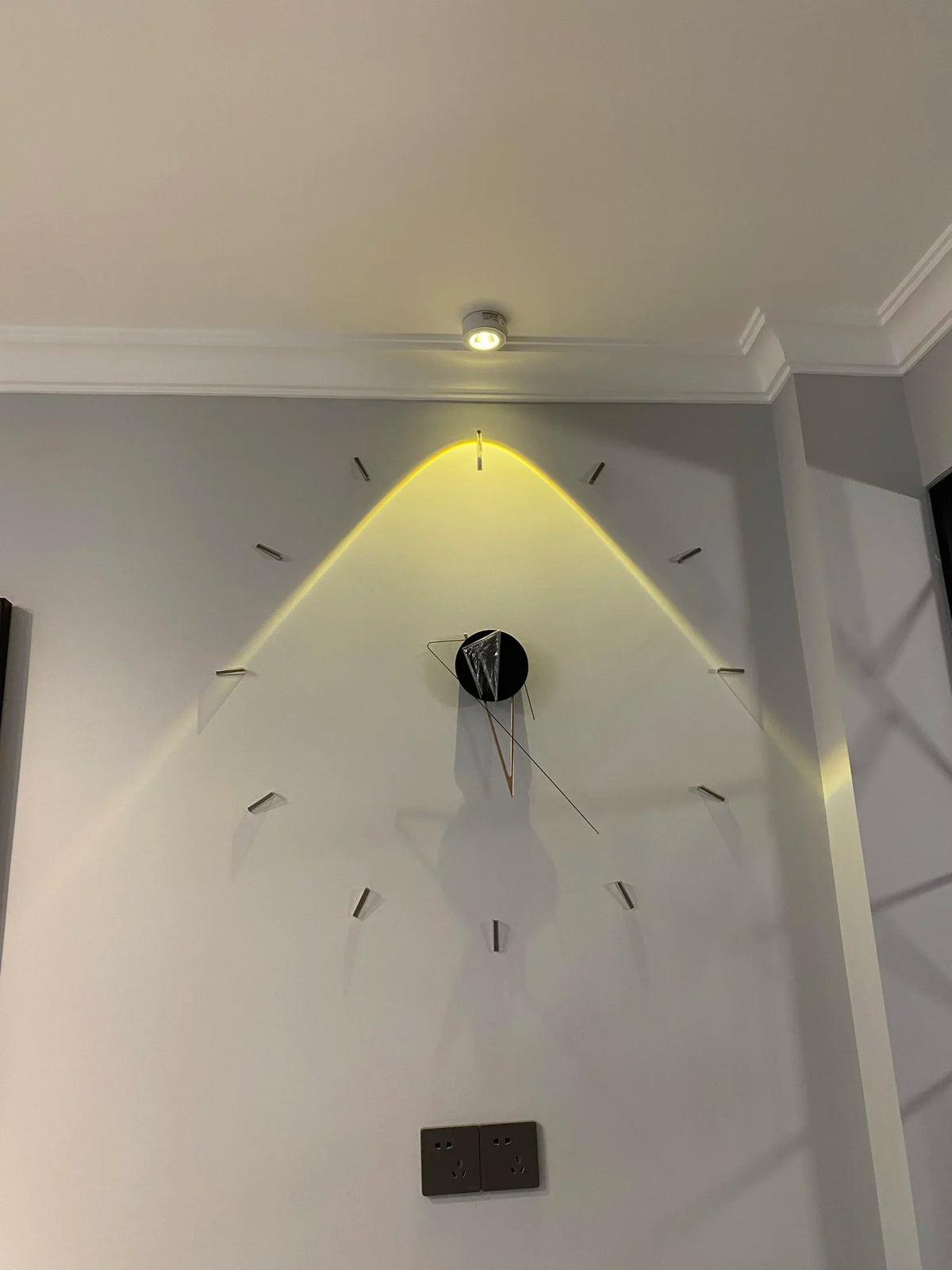 Horloge murale acrylique argentée vue de face
