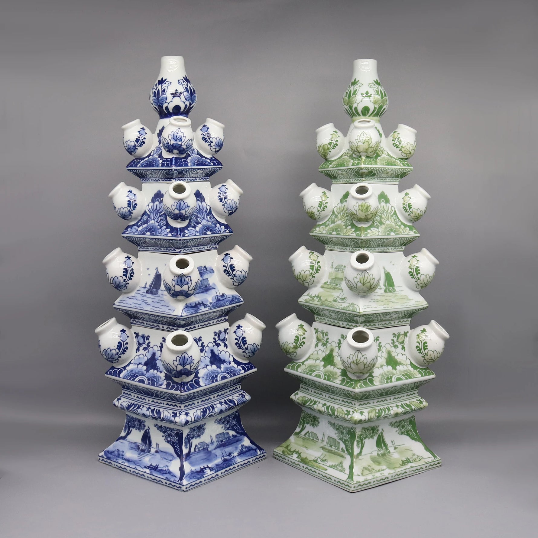 Des lampes en porcelaine décorées de motifs bleus et verts, aux formes architecturales élégantes et détaillées.