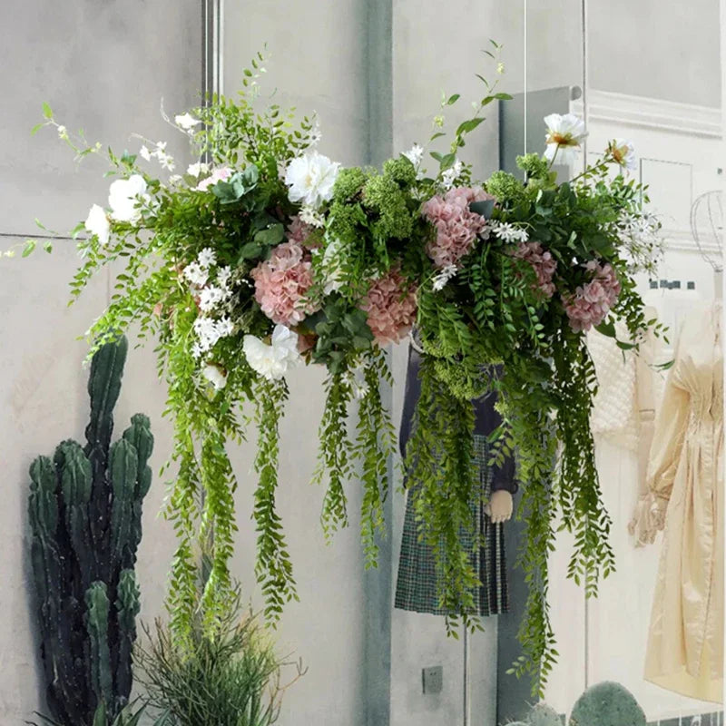 Fond de cérémonie avec arche de fausses fleurs