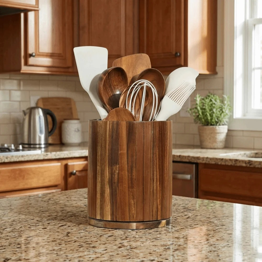 Porte-ustensiles en bois design épuré dans une cuisine moderne