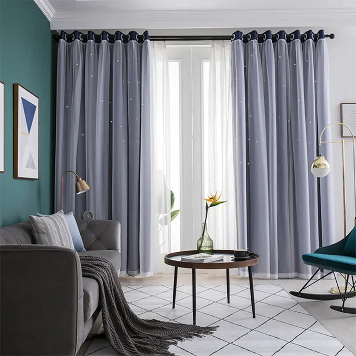 Rideau occultant double couche avec motif étoilé ajouré dans un salon élégant