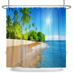Rideau de douche panoramique représentant une plage tropicale avec sable doré, cocotiers et mer turquoise sous un ciel bleu éclatant.