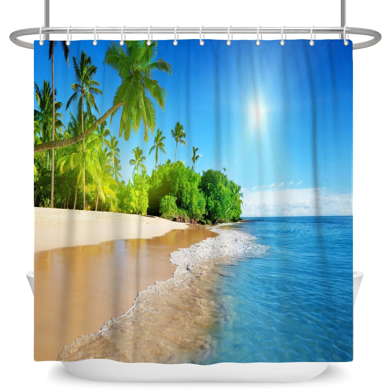 Rideau de douche panoramique représentant une plage tropicale avec sable doré, cocotiers et mer turquoise sous un ciel bleu éclatant.