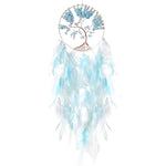 Beau capteur de rêves en forme d'arbre de la vie avec des plumes bleues et blanches suspendues dans un anneau métallique décoratif.