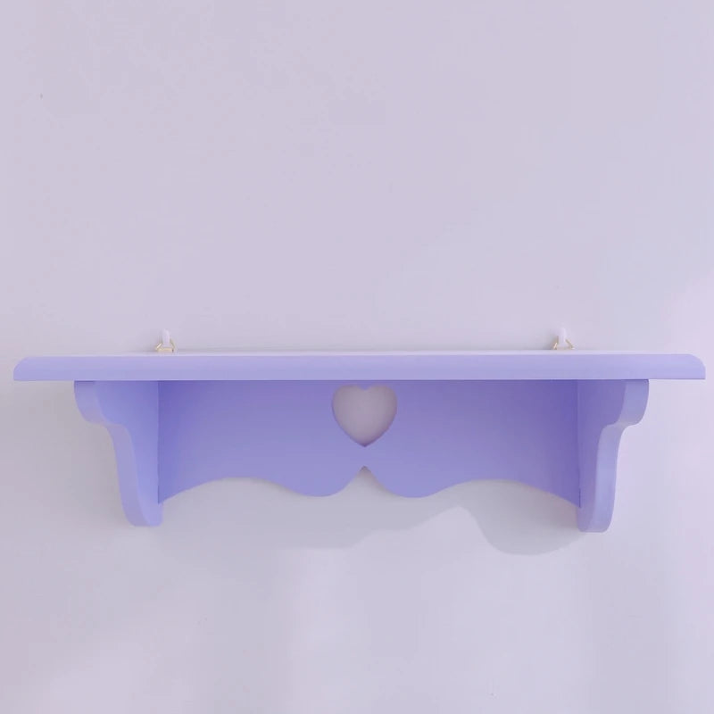 Porte-manteau mural en bois avec dentelle délicate utilisé comme séparateur de pièce