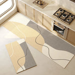 Un tapis gris et beige décore l'espace de cette cuisine moderne et élégante.
