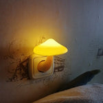 Veilleuse décorative champignon allumée dans couloir