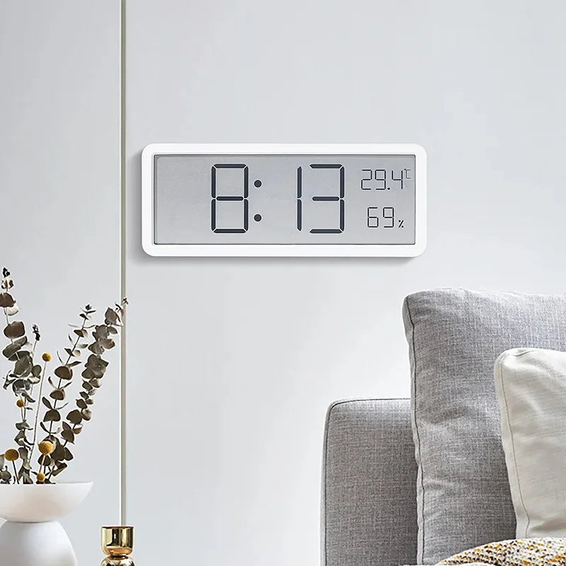 Détail de l'écran LCD de l'horloge murale avec affichage clair