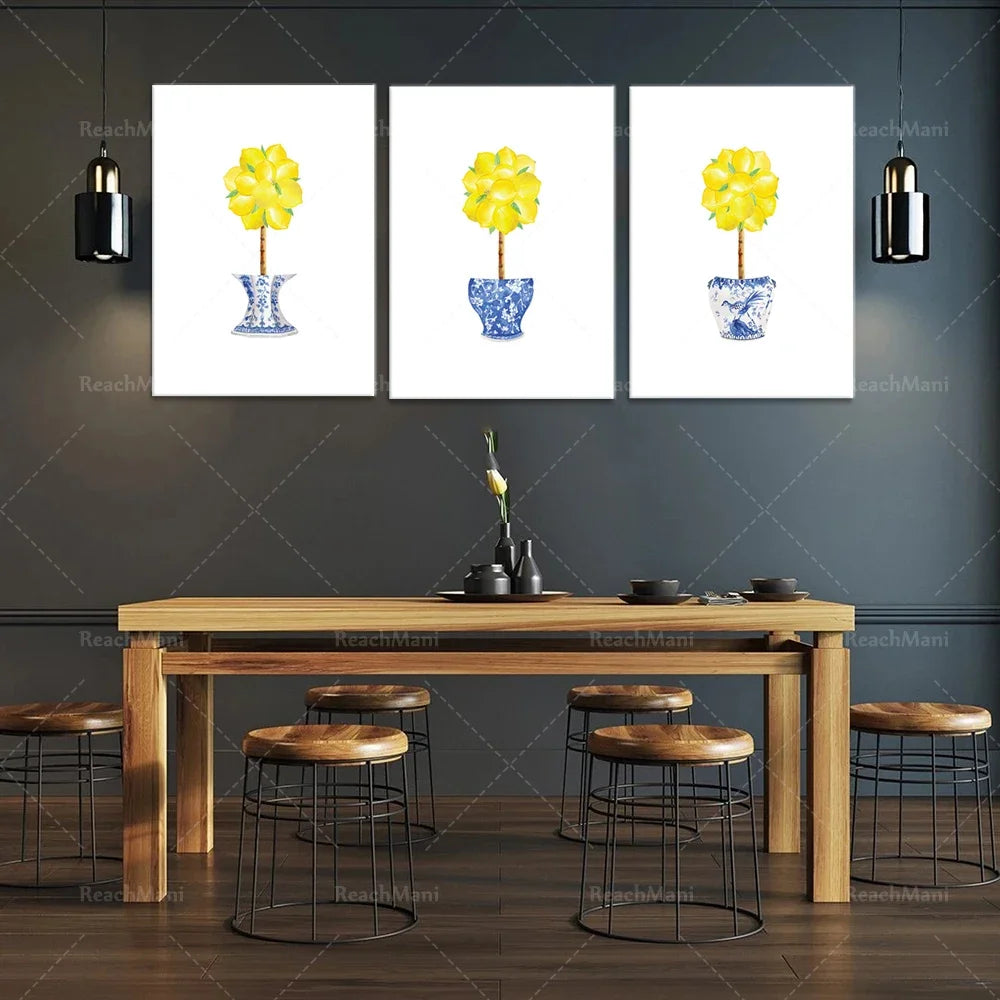 Ensemble de trois illustrations colorées représentant des fleurs jaunes épanouies placées dans des vases de porcelaine bleue et blanche, créant une décoration élégante et apaisante dans la salle à manger.