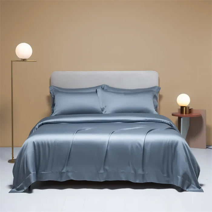 Housse de couette 200x200 en soie naturelle couleur blanche sur un lit