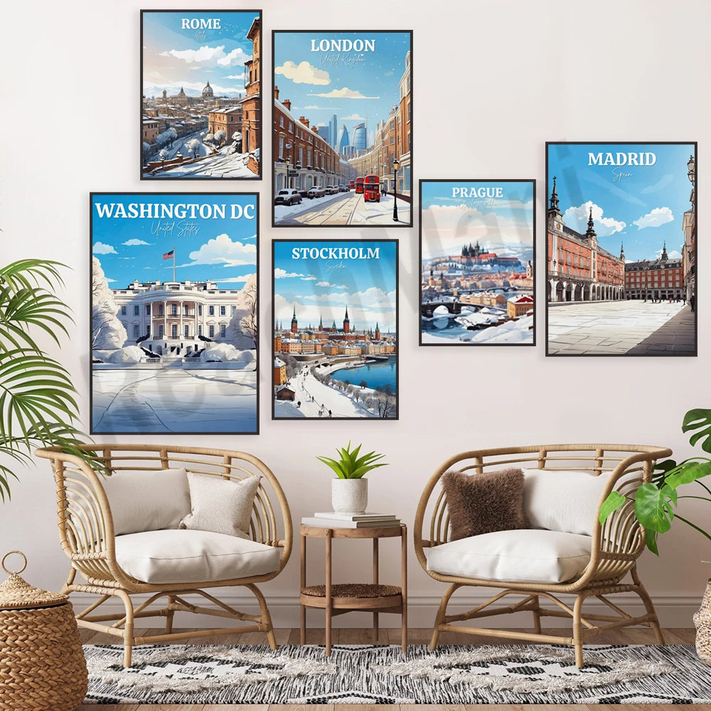 Affiches murales décorant un salon élégant avec des meubles en rotin, représentant diverses villes européennes comme Rome, Londres, Madrid, Prague et Stockholm, ainsi que la ville de Washington D.C.