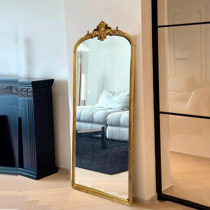 Miroir alien suspendu couleur bronze dans une décoration contemporaine