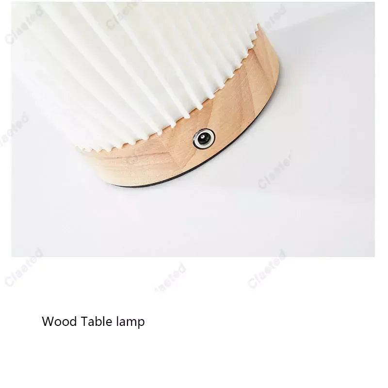 Lampe de chevet en bois dans un intérieur chaleureux et décoré