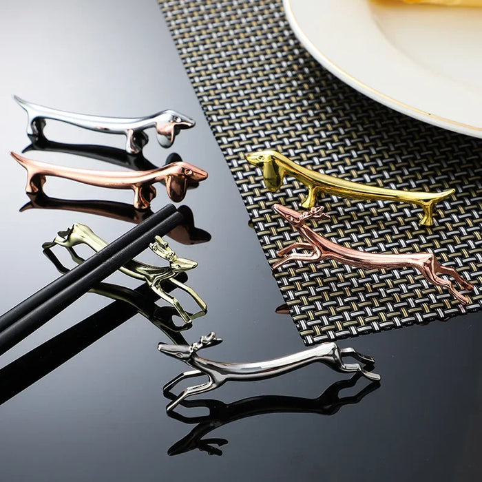 Porte-baguettes en alliage motif chien saucisse et cerf sauvage sur table
