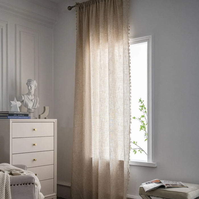 Rideau en lin naturel beige vintage suspendu à une fenêtre