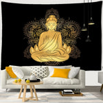 Tapisserie Bouddha doré accrochée dans un salon bohème