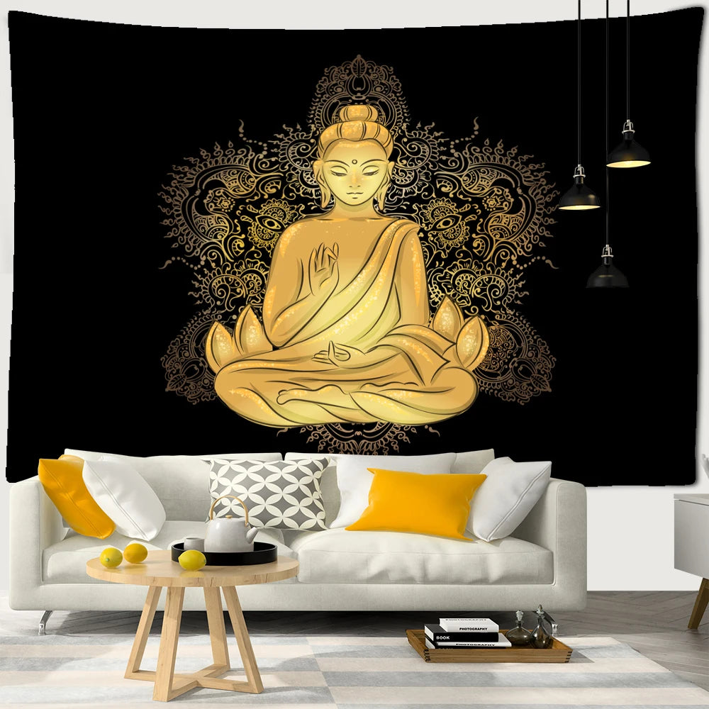 Tapisserie Bouddha doré accrochée dans un salon bohème