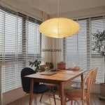 Luminaire suspension éclairé dans un salon moderne