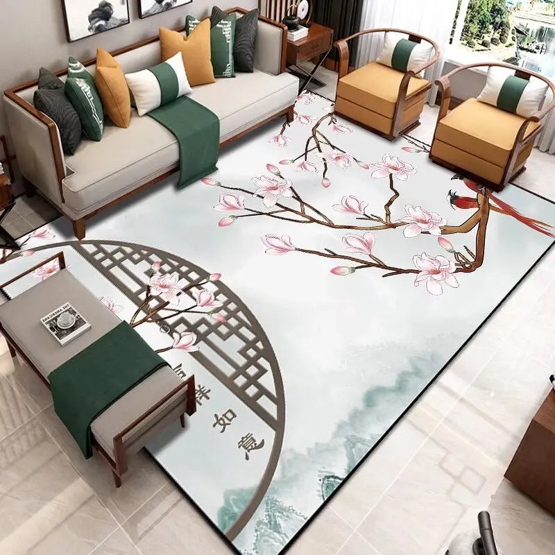 Un salon élégant avec un canapé et des fauteuils en bois, un tapis motif fleuri et des décorations murales à thème asiatique.