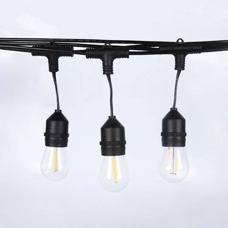 Guirlande lumineuse LED extérieure 15m blanc chaud dans un jardin